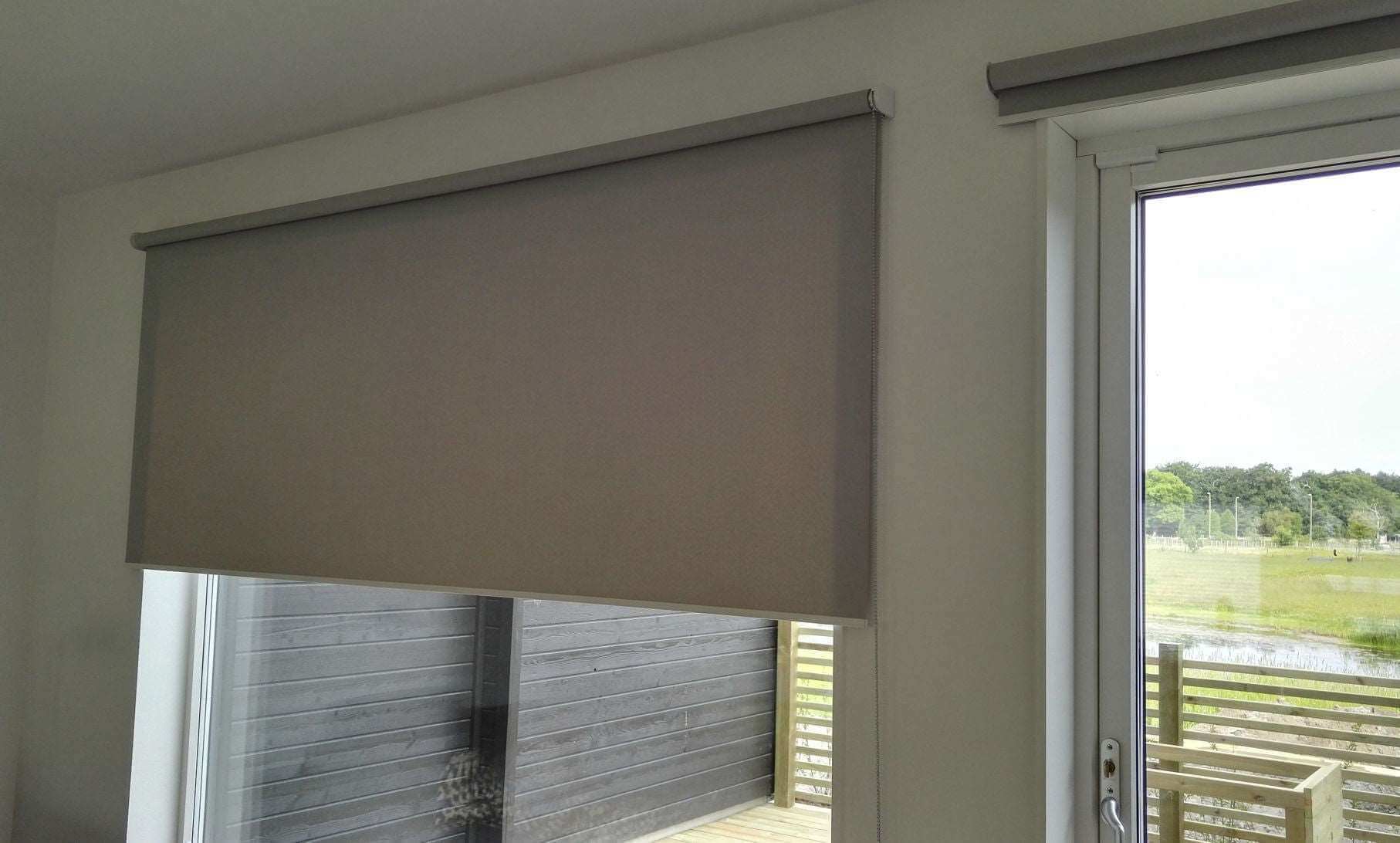 Översiktsbild på en väggmonterad frihängande rullgardiner