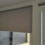 Översiktsbild på en väggmonterad frihängande rullgardiner