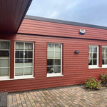 Rött hus med vita pvc fönster