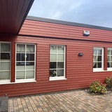 Rött hus med vita pvc fönster