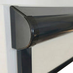 Svart rullgardinskassett och sidoprofiler med vitt tyg