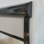 Rullgardin i kassett med sidoprofil och högerstyrd kulkedja