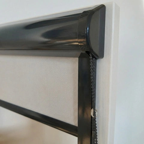 Rullgardin i kassett med sidoprofil och högerstyrd kulkedja