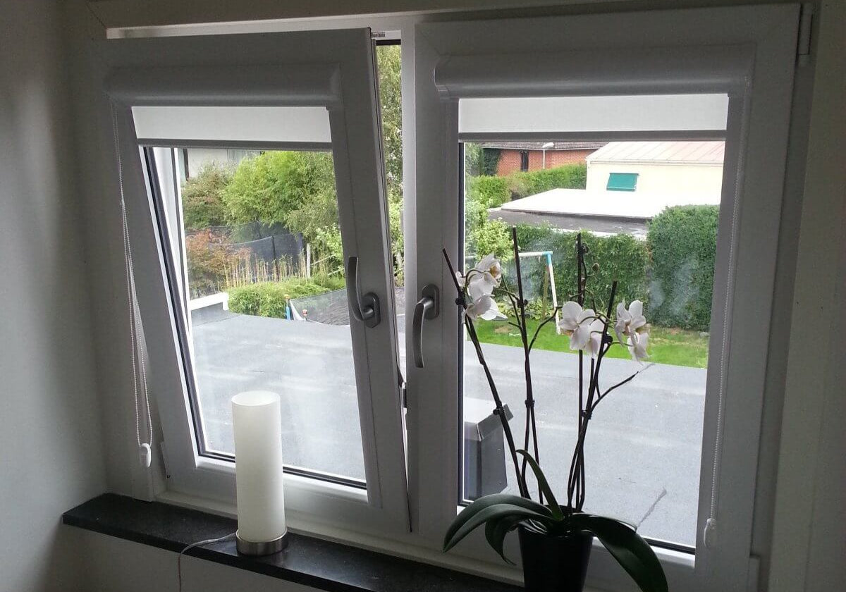 Rullgardiner i kassett med vitt tyg