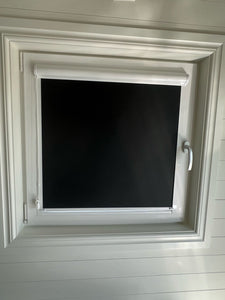 Mörkläggande rullgardin i fönster