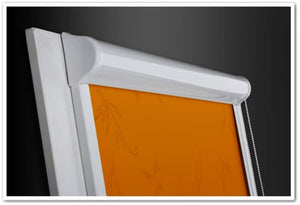 Rullgardin Profil med vit profil och mönstrat tyg i orange färg