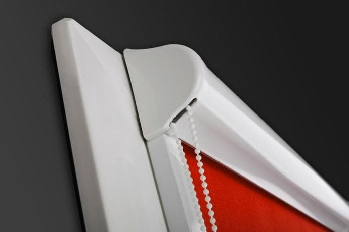 Rullgardin Profil  med vit profil tyg i röd kulör